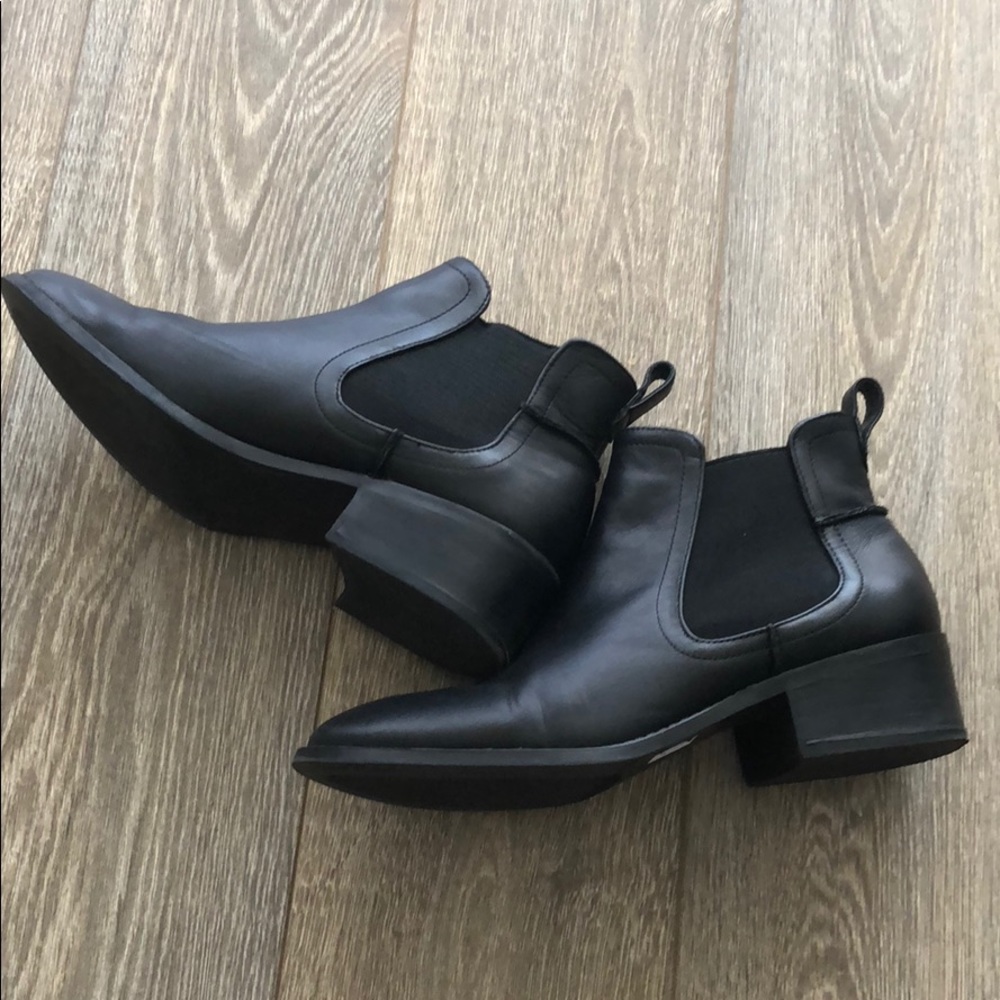 Steve Madden black booties
